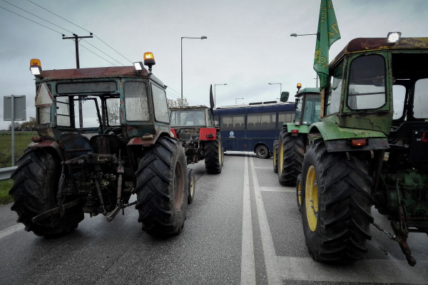 Απόπειρα για μπλόκο αυτή την ώρα από τους αγρότες της Καρδίτσας (vid)