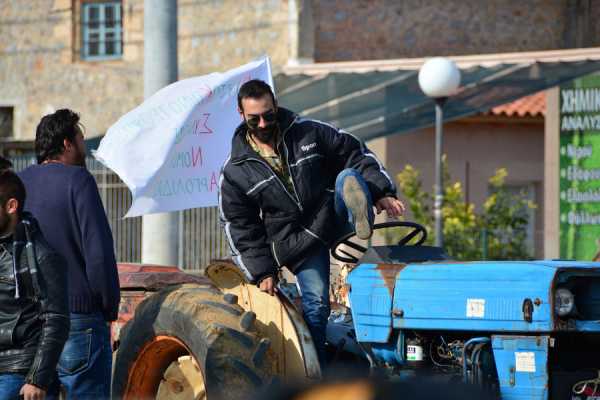 Συνεχίζεται η κατάληψη της ΔΟΥ Ηρακλείου από τους αγρότες 