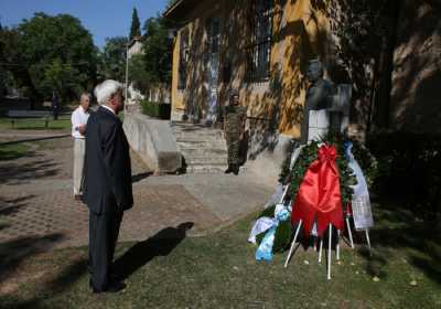 Στεφάνι στην προτομή του Σπύρου Μουστακλή κατέθεσε ο Πρ. Παυλόπουλος