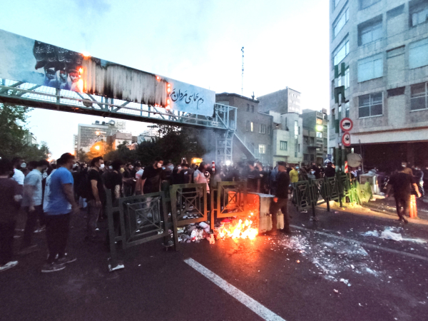 Φόβοι για νέο αιματοκύλισμα στο Ιράν: O στρατός απειλεί να καταπνίξει την εξέγερση, τουλάχιστον 36 νεκροί (βίντεο)