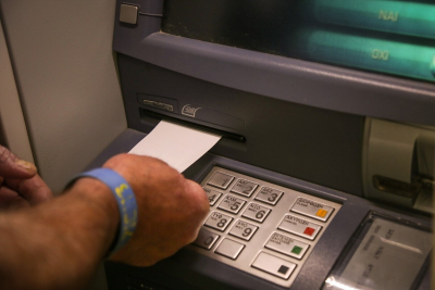 Χρέη στο Δημόσιο: Πότε η εφορία «βάζει χέρι» σε τραπεζικούς λογαριασμούς