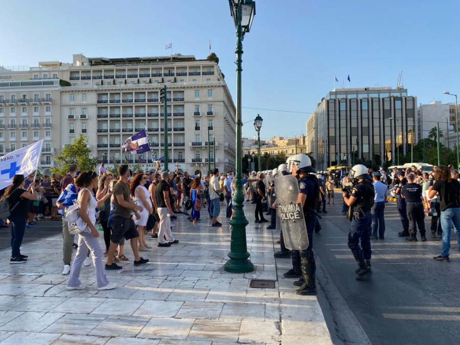 Νέα συγκέντρωση αγριεμένων αλλά και λιγοστών αντιεμβολιαστών στο Σύνταγμα (εικόνες, βίντεο)