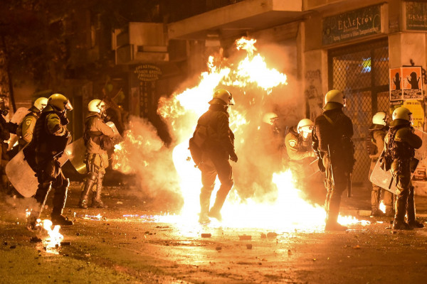 Νέα νύχτα επεισοδίων στα Εξάρχεια - Μολότοφ και χημικά «αντάλλαξαν» κουκουλοφόροι και αστυνομικοί