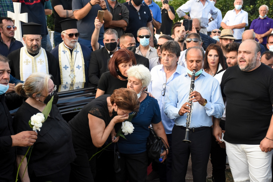 Με δημοτικά τραγούδια το «ύστατο χαίρε» στη Φιλιώ Πυργάκη (βίντεο, εικόνες)