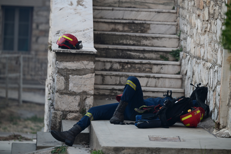 Συγκλονιστική φωτογραφία: Πυροσβέστης παραδίδεται στην κούρασή του