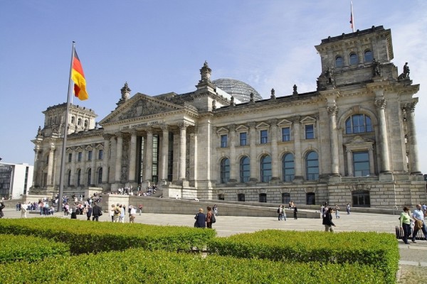 Γερμανία: Η κυβέρνηση αναθεωρεί ανοδικά την πρόβλεψη για το ρυθμό ανάπτυξης του 2017