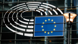 «Μαύρες» οι εαρινές προβλέψεις της Κομισιόν για την ελληνική οικονομία: Μείωση της ανάπτυξης, αύξηση του πληθωρισμού