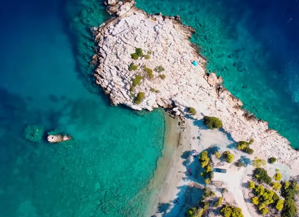 Η απάνεμη παραλία που θυμίζει φυσική πισίνα και ελάχιστοι γνωρίζουν στην Αττική