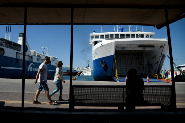 Αυτοκίνητο έπεσε στο λιμάνι του Πειραιά