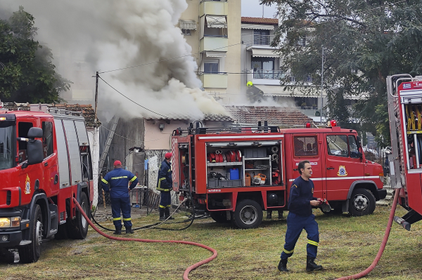 ΦΩΤΙΑ ΣΕ ΜΟΝΟΚΑΤΟΙΚΙΑ ΣΤΗ ΘΕΣΣΑΛΟΝΙΚΗ