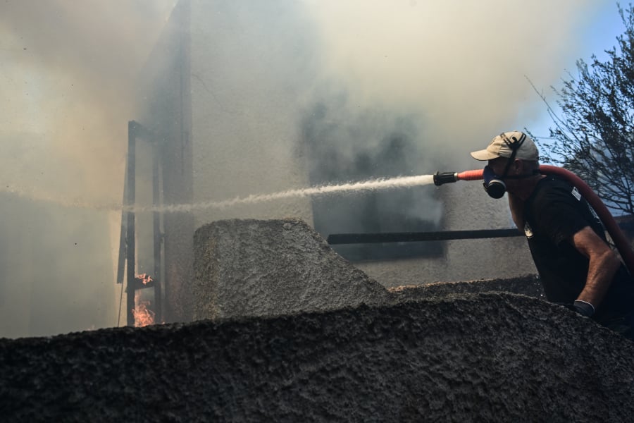 Βελτιωμένη η κατάσταση στη φωτιά στην Κερατέα