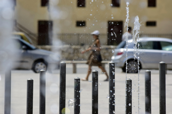 Η κυβέρνηση ανακοινώνει μέτρα για τον καύσωνα και τους εργαζομένους