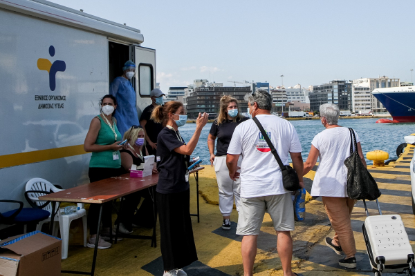 Γιατί οι λοιμωξιολόγοι πιστεύουν ότι δεν θα υπάρξει νέα έκρηξη στις νοσηλείες