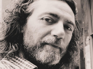 Μέσα σε δάσος από μάσκες ζήτησε να ζήσεις