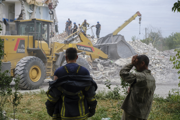 Μακελειό σε χωριό της Ουκρανίας, 31 νεκροί από τον βομβαρδισμό πολυκατοικίας