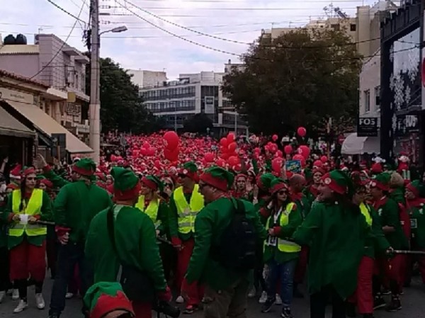 Χιλιάδες Αγιο-Βασίληδες «πλημμύρισαν» τα Χανιά (φωτογραφίες)