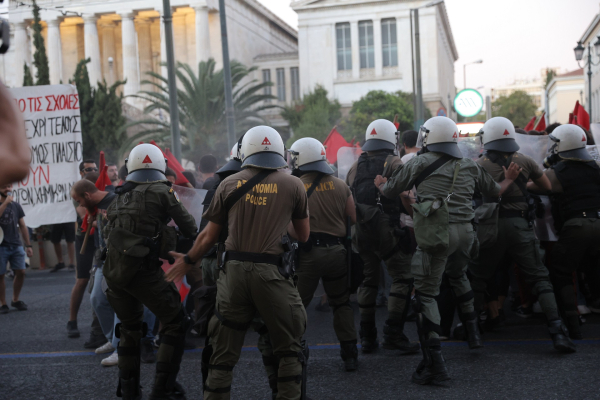 Προπύλαια: Ένταση ανάμεσα σε φοιτητές και ΜΑΤ κατά τη διάρκεια συλλαλητηρίου (βίντεο)