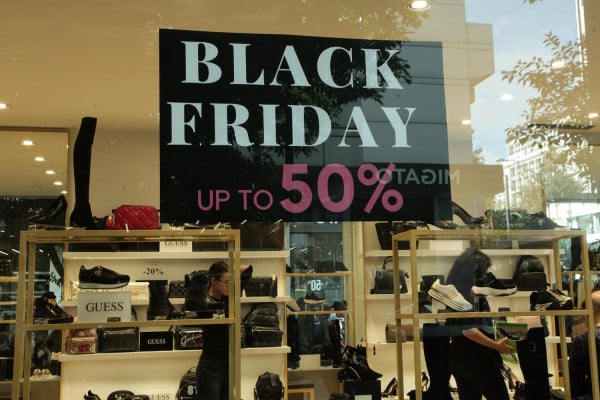 Black Friday: Skroutz, Leroy Merlin, πολυκαταστήματα και σούπερ μάρκετ στο ρυθμό των εκπτώσεων (λίστα)