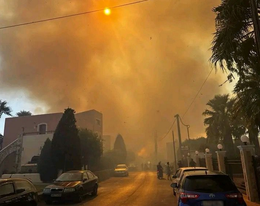 Μεγάλη φωτιά τώρα στα Χανιά: Απειλεί σπίτια απομακρύνθηκαν τουρίστες από 3 ξενοδοχεία - Ήχησε το 112 (Εικόνες και βίντεο)