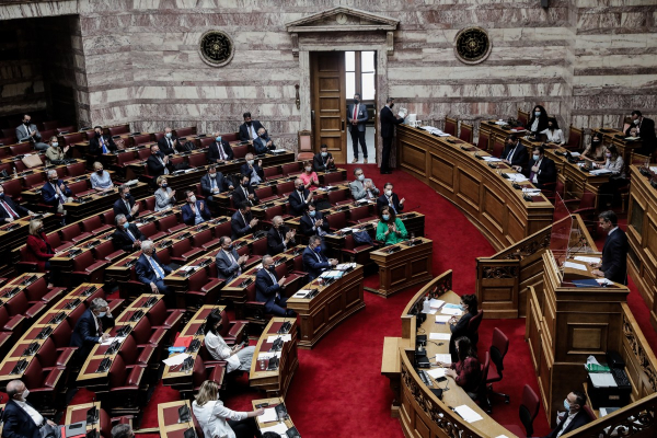 Πέρασε με ευρεία πλειοψηφία από τη Βουλή το ψηφιακό πιστοποιητικό Covid-19