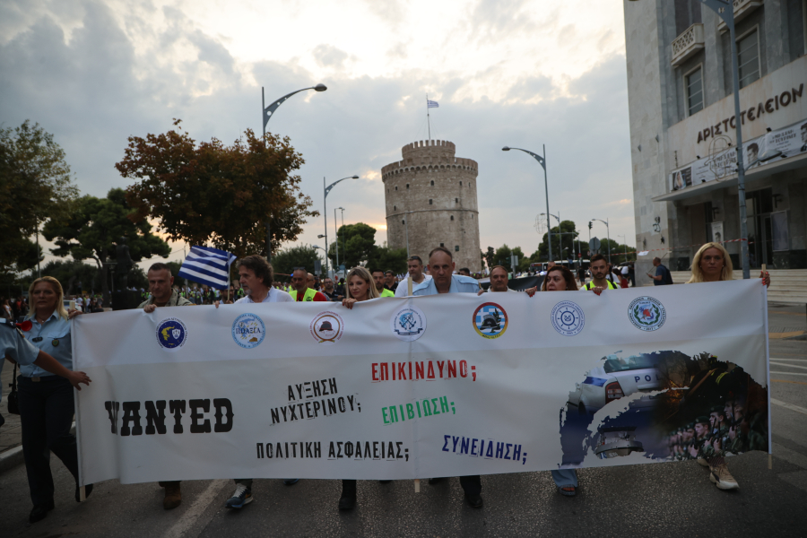 Στα κάγκελα οι ένστολοι από τις ανακοινώσεις Μητσοτάκη στη ΔΕΘ και την αύξηση - ψίχουλα