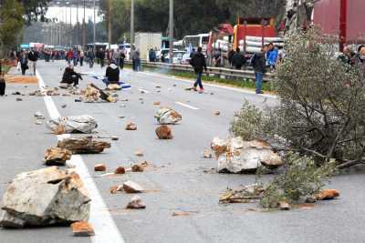 Κλειστή η Λεωφόρος Αθηνών από τους αγρότες