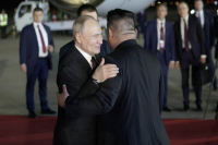 Στη Βόρεια Κορέα ο Πούτιν – Αγκαλιές με τον Κιμ Γιονγκ Ουν
