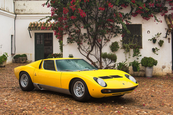 Η υπεροχή της Lamborghini Miura P400 S