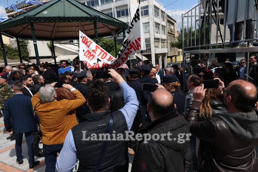 Ένταση στην παρέλαση της Λαμίας με εργαζόμενους της ΛΑΡΚΟ