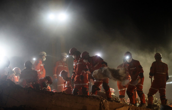 Τουρκία: Την έβγαλαν ζωντανή μετά από 58 ώρες στα συντρίμμια! Η συγκλονιστική διάσωση 14χρονης (vids)