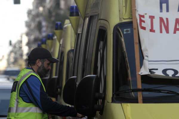 Σε επίσχεση εργασίας από σήμερα οι εργαζόμενοι στο ΕΚΑΒ