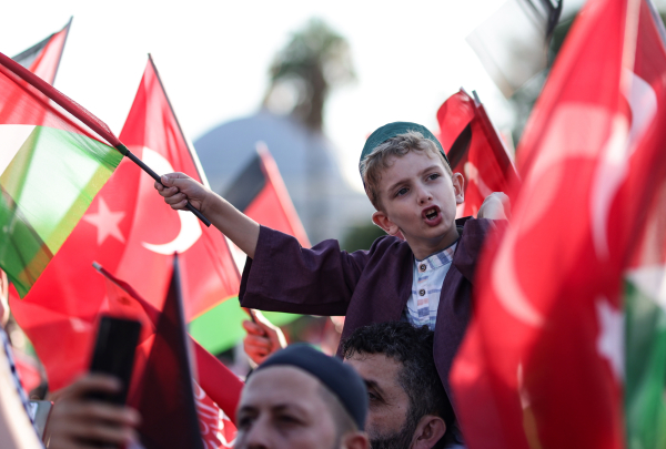 Χιλιάδες Τούρκοι συγκεντρώνονται στην Αγία Σοφία για το «τελευταίο κάλεσμα» του Χανίγια