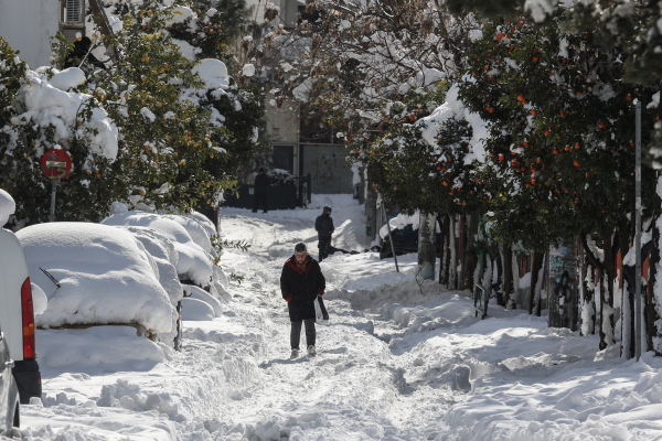 Απίστευτη καταγγελία πολίτη: «Τηλεφώνησα στον δήμο Αμαρουσίου για εκχιονιστικό και μού είπαν ότι... είναι αργία» (βίντεο)