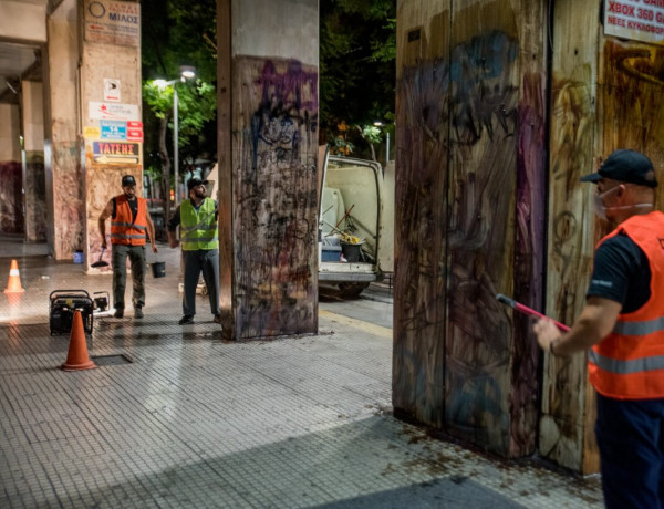 Δήμος Αθηναίων: Αντιγκράφιτι ενός χιλιομέτρου στην Πατησίων (pics)
