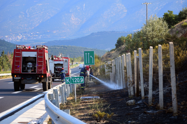 Οριοθετήθηκε η φωτιά στη Νέα Πέραμο, προληπτική απομάκρυνση κατοίκων